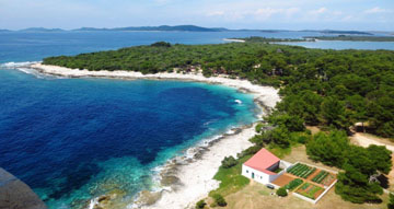 Pogled na uvalu i deo dvorišta