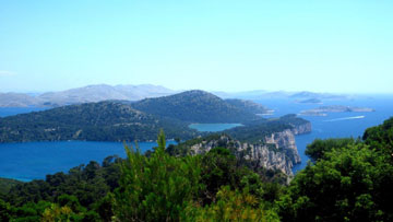Pogled na jezero Mir i strmce